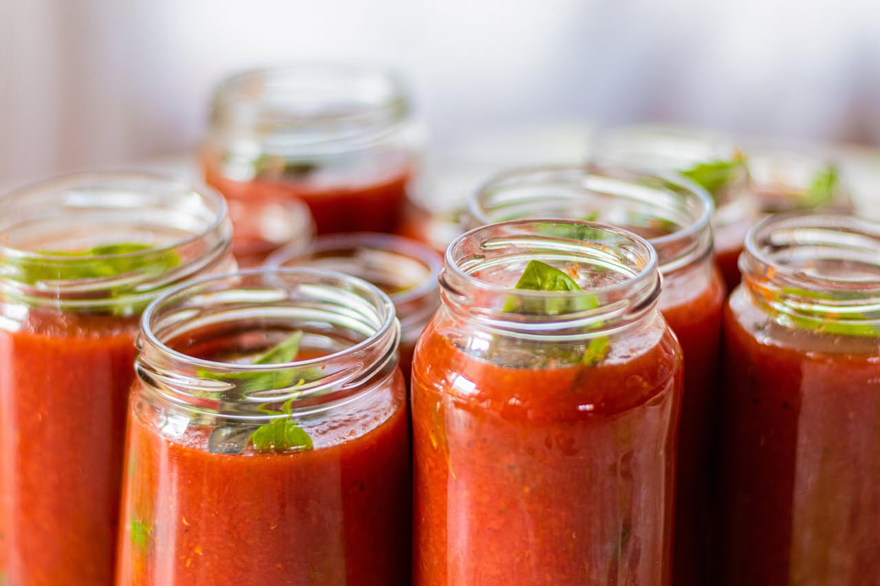 Vasetti per la salsa di pomodoro: come il contenitore cambia la conservazione