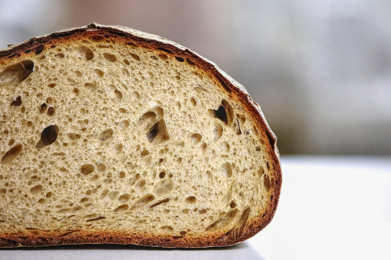 Pane casereccio a lievitazione lenta: come ottieni crosta e mollica