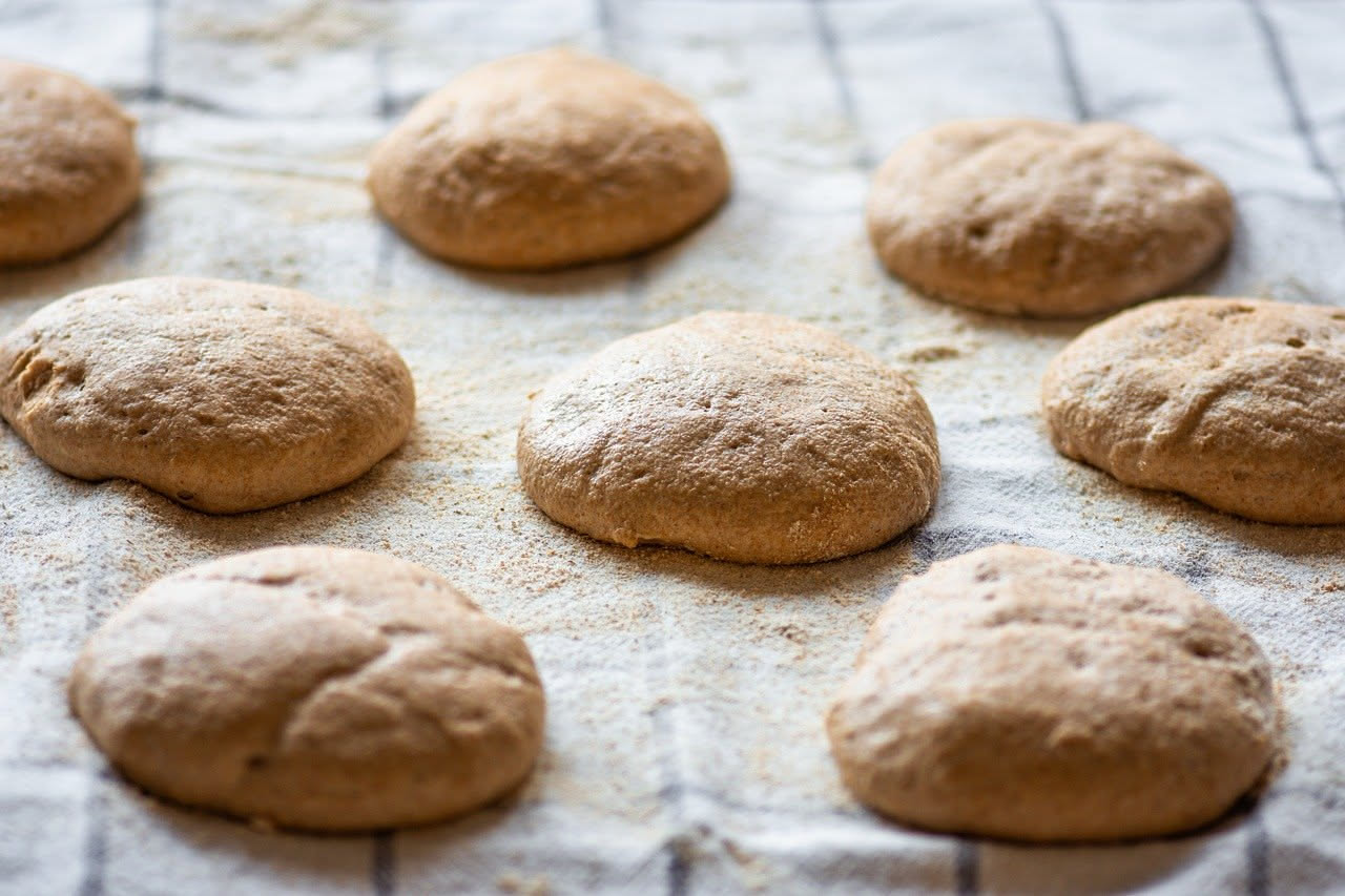 Pane integrale a lievitazione naturale: quanta acqua e quanto tempo serve davvero
