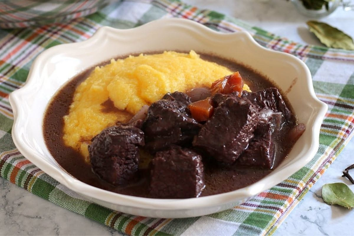 Brasato al barolo: dodici ore di pazienza per una cena memorabile
