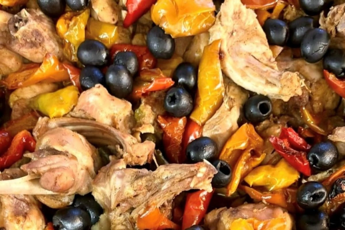 Coniglio alla cacciatora: olive e rosmarino che lo profumano