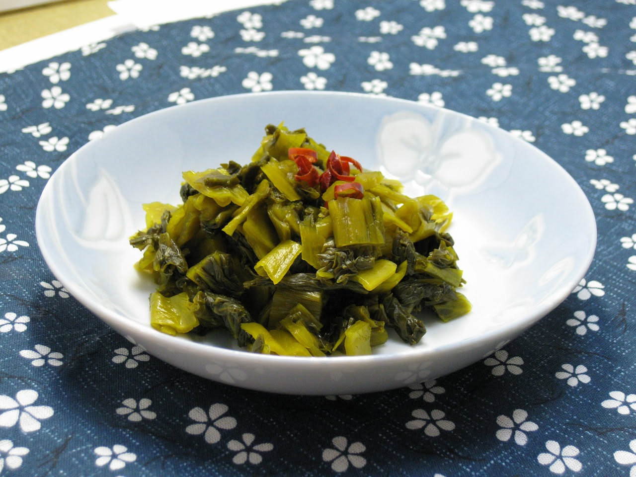 Escarola ripassata: la ricetta semplice che profuma di aglio e peperoncino