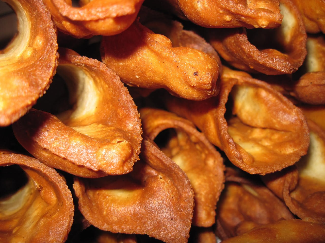 Pappacelle fritte croccanti e dorate in un piatto bianco con peperoni verdi tagliati lunghi, salate e ancora calde dal fuoco