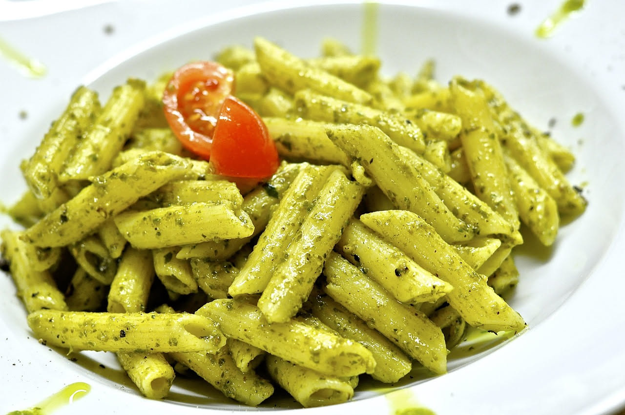 Pasta al pesto: la ricetta che non è solo genovese