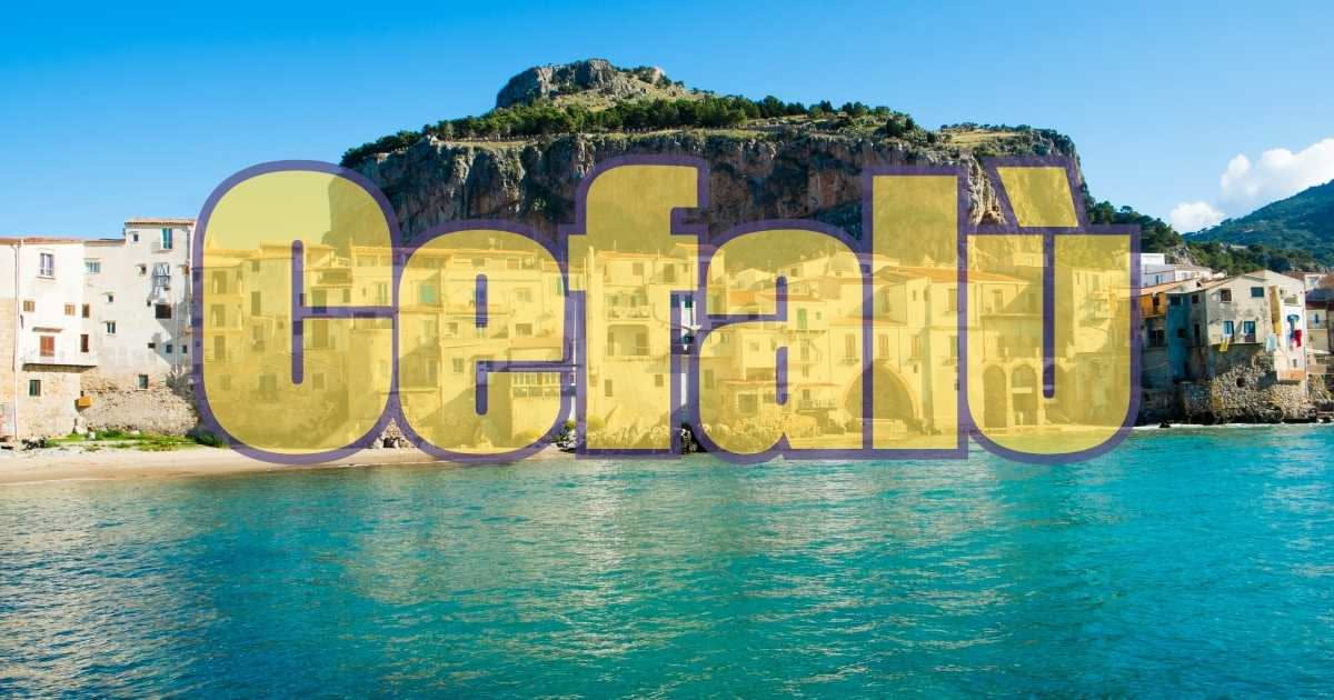 Fette di salame di Cefalù di colore rosso scuro con grani di pepe bianchi e neri visibili, tagliate su un asse di legno, accanto a pane toscano
