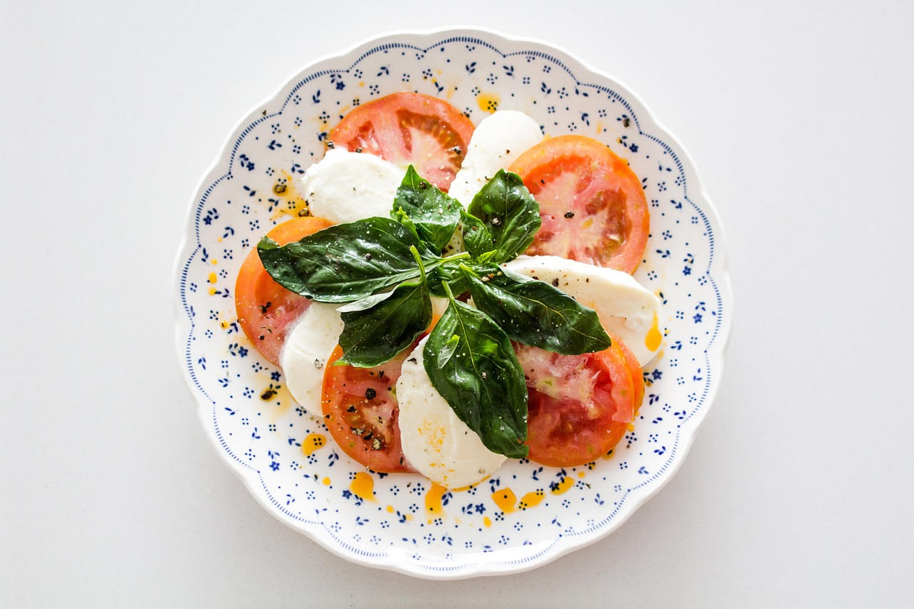 Caprese pugliese: pomodori dolci e burrata cremosa, un connubio leggero e rigenerante