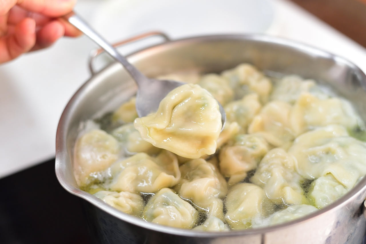 Casoncelli in brodo: pasta ripiena che nutre con brodo caldo e leggero