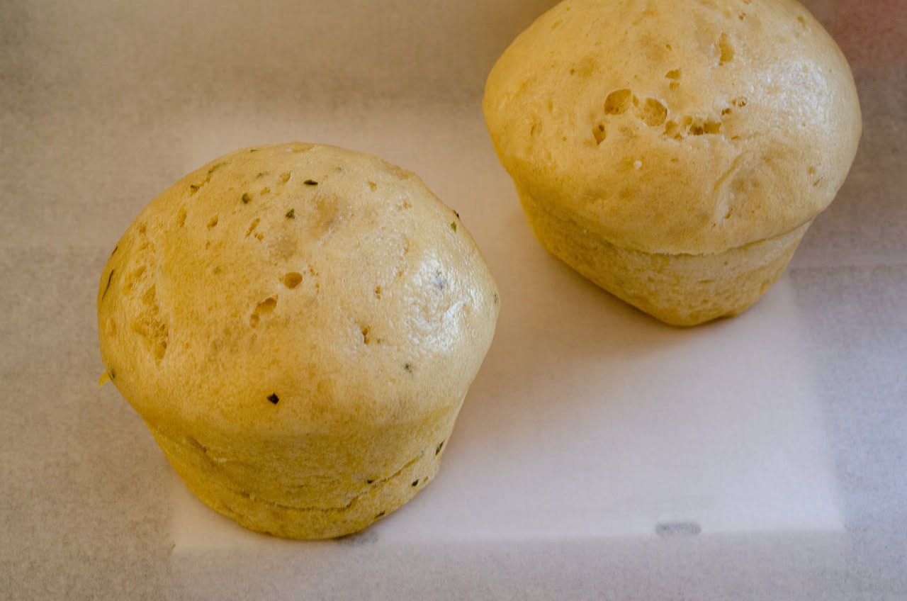 Cassatina di carne affettata su un piatto bianco, che mostra il ripieno di ragù rosso, uova sode e formaggio filante, con contorno di verdure grigliate