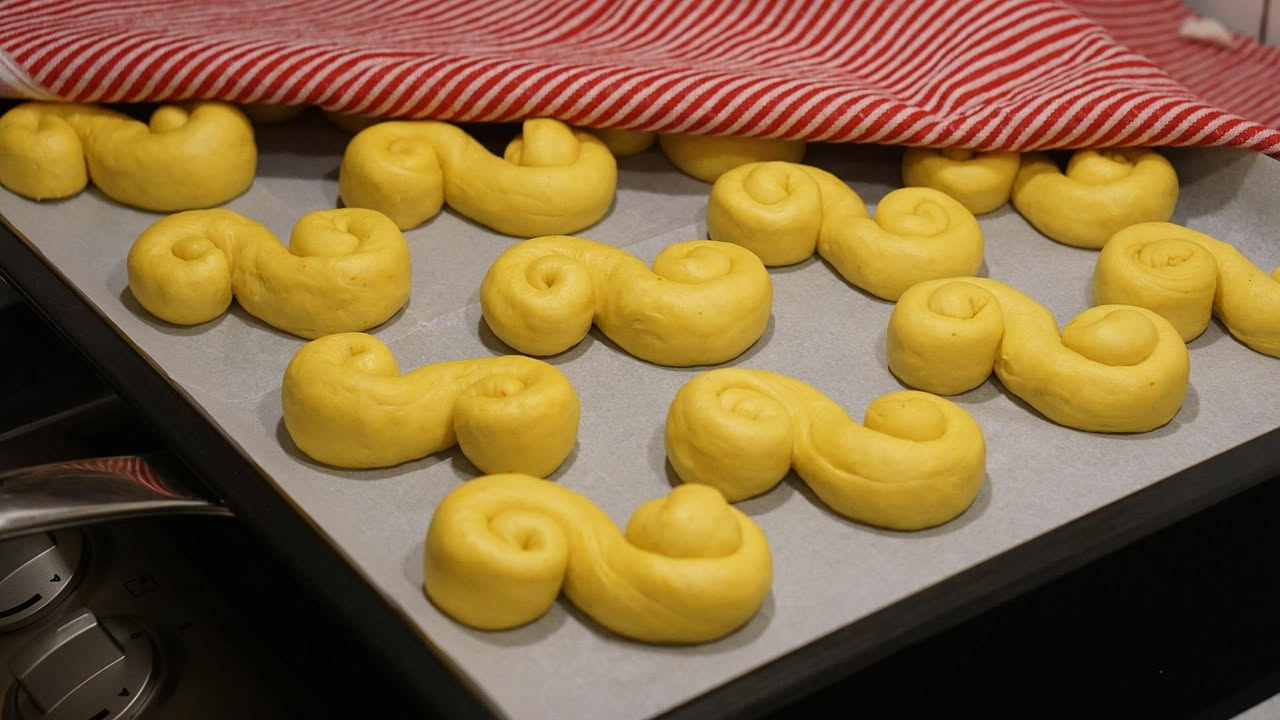 Cavolo riccio verde scuro saltato in padella con cipolla dorata, condimento lucido di olio d'oliva, servito in piatto bianco fondo, fumante, con bordi croccanti ben visibili