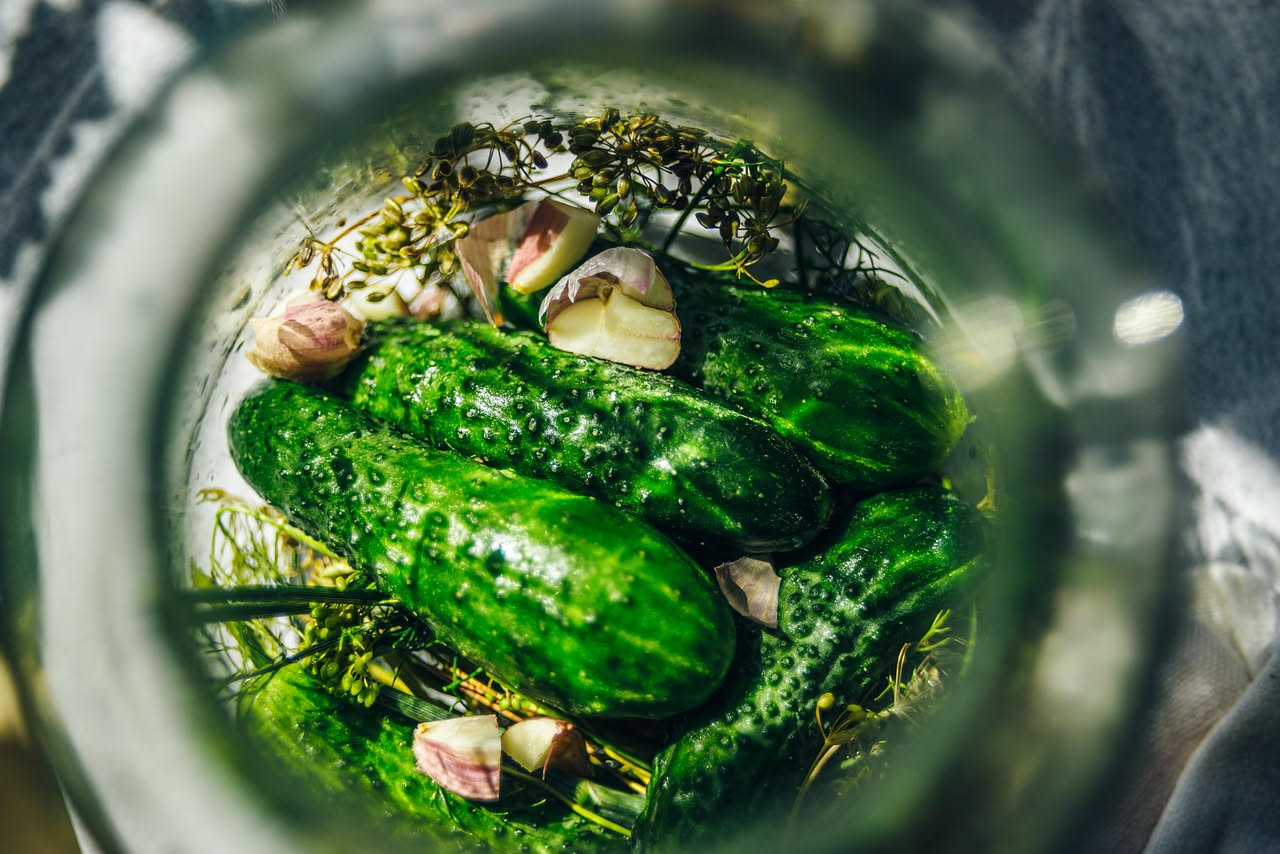 Cetrioli sott'olio: croccantezza dissetante che nutre la flora intestinale