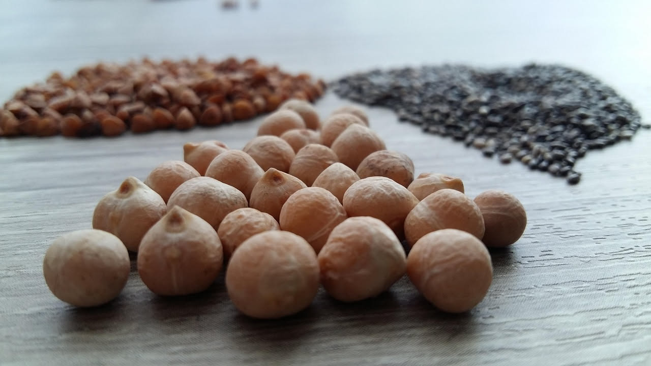 Zuppa di cicerchia in una ciotola bianca, con legumi interi visibili nel brodo scuro, accompagnata da pane tostato