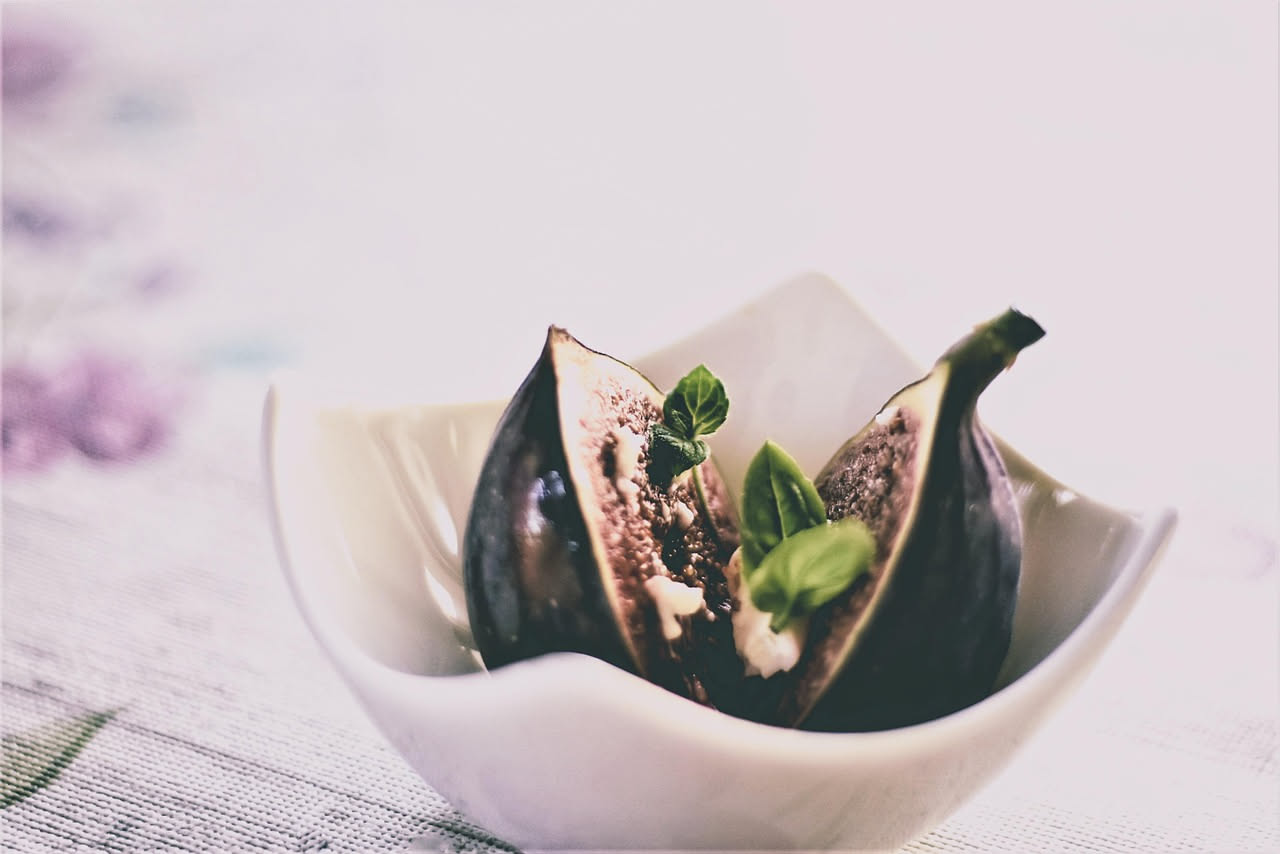 Fichi ripieni di mandorle: dolcezza naturale e proteine che nutrono senza appesantire