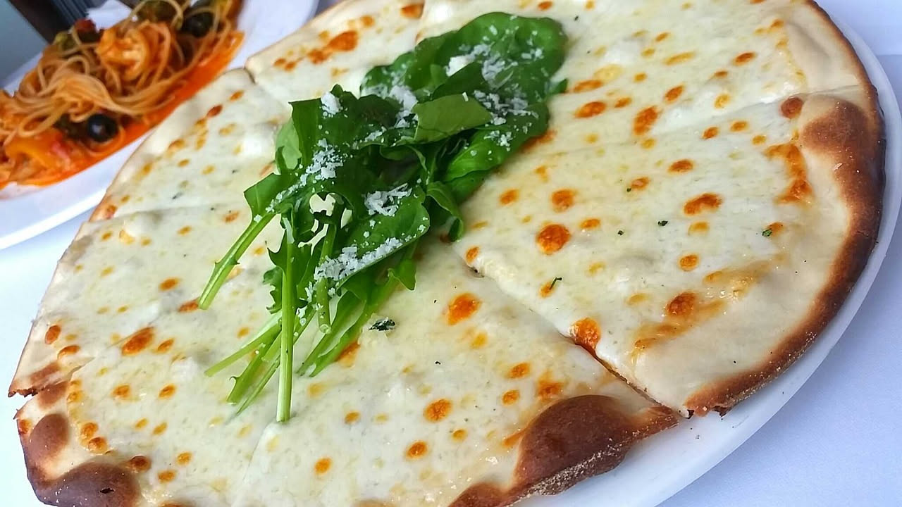 Focaccia al formaggio: croccante fuori, morbida dentro, ricca di calcio e proteine