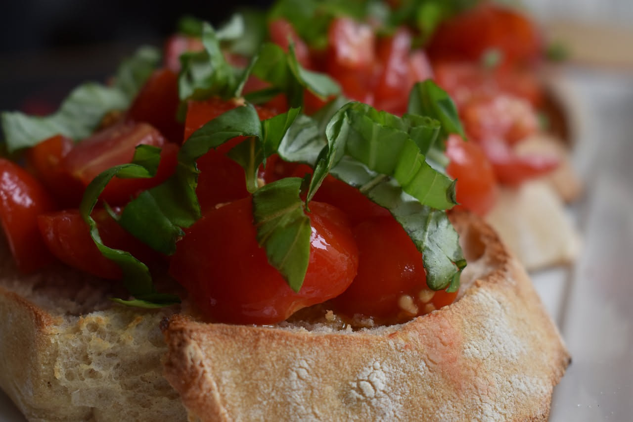 Frisella pugliese: croccantezza che rinfresca e nutre con pomodori succosi