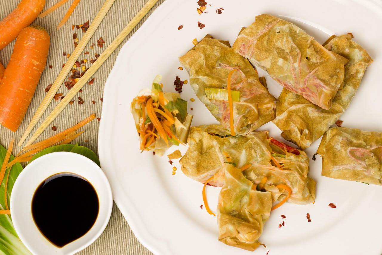 Piatto di ceramica bianca con fritta di verdure dorata e croccante: bastoncini di zucchina, melanzana, peperone e patata disposti in mucchio, spolverati di sale grosso, vapore leggero ancora visibile.