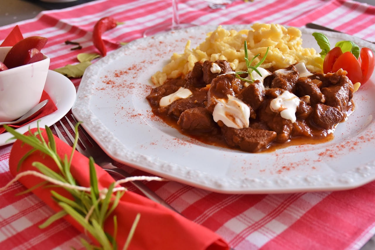 Gulasch: stufato di manzo speziato che nutre con ferro e calore