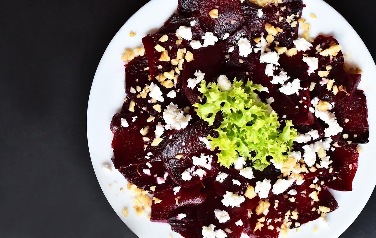 Insalata di barbabietola e noci: dolcezza terrosa e croccantezza che nutrono il cuore