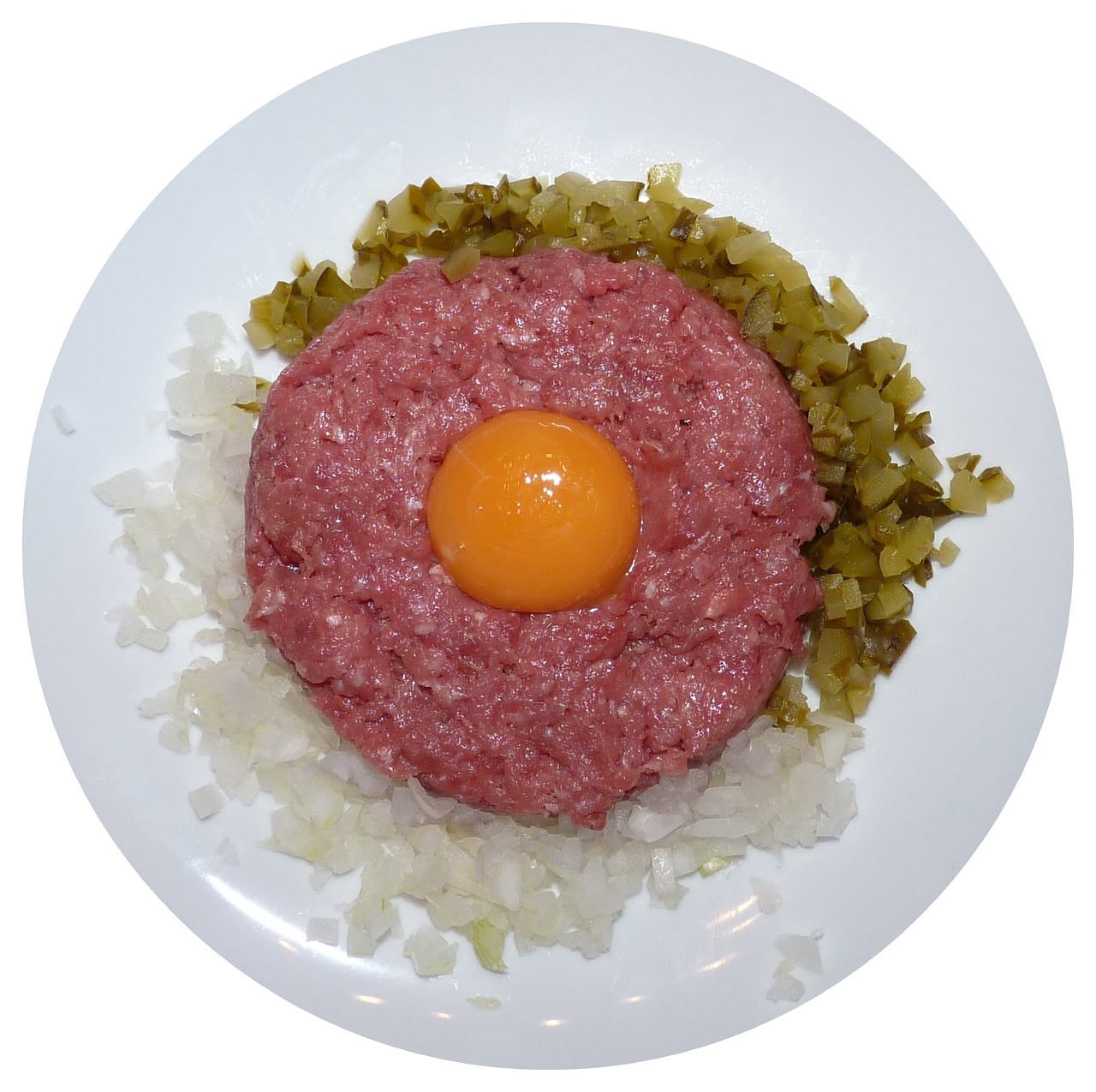 Fette di lingua lessata color rosa pallido, ricoperte da gelatina trasparente e limpida, guarnite da qualche goccia di brodo aspic, adagiata in piatto bianco con contorno di verdure bollite