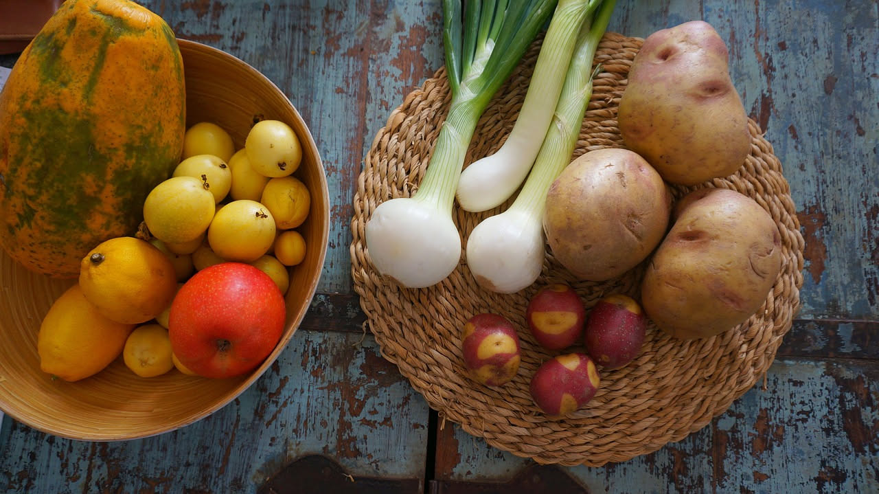 Minestra di patate e cipolla in ciotola bianca, con patate dorate e cipolla morbida immersa in brodo traslucido, guarnita con prezzemolo fresco e filo di olio d'oliva