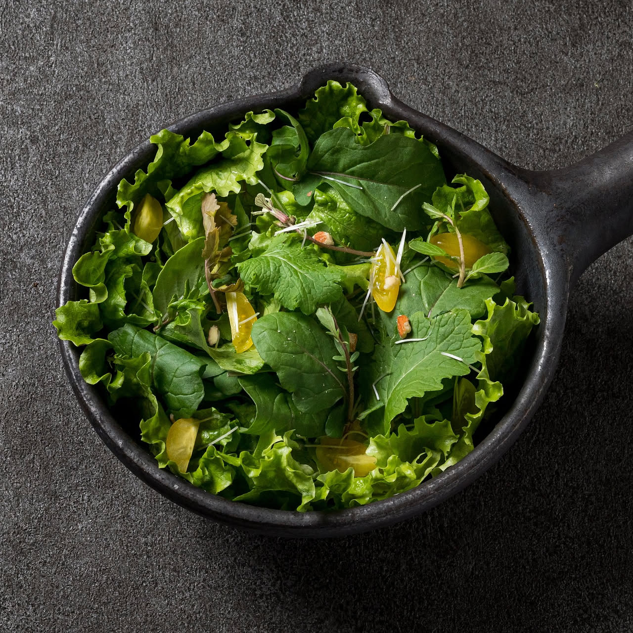 Misticanza: insalata croccante che nutre il corpo con verdure fresche e minerali