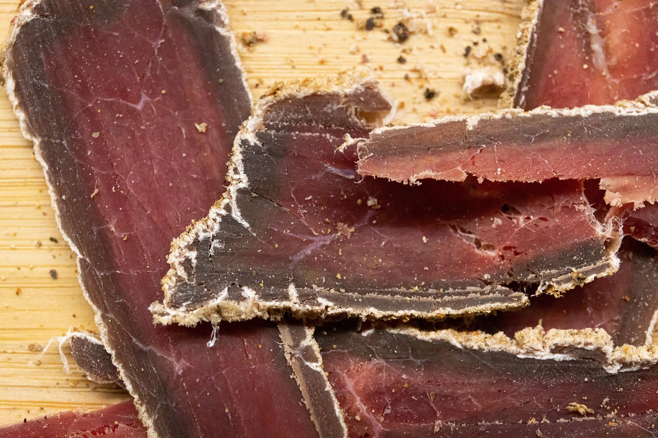 Muscisca: carne essiccata dal sapore intenso che nutre con ferro e proteine