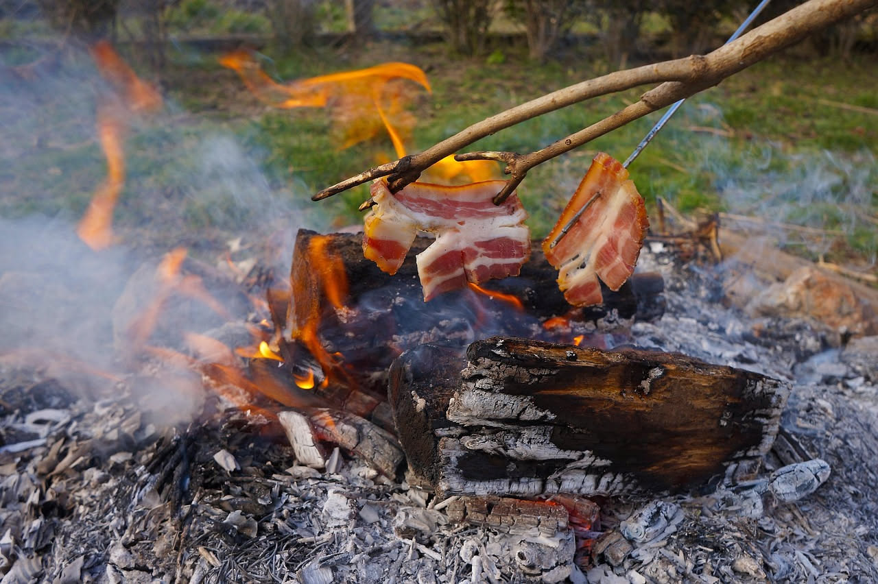 Pancetta stagionata: croccante e saporita, ricca di proteine che alimentano il corpo