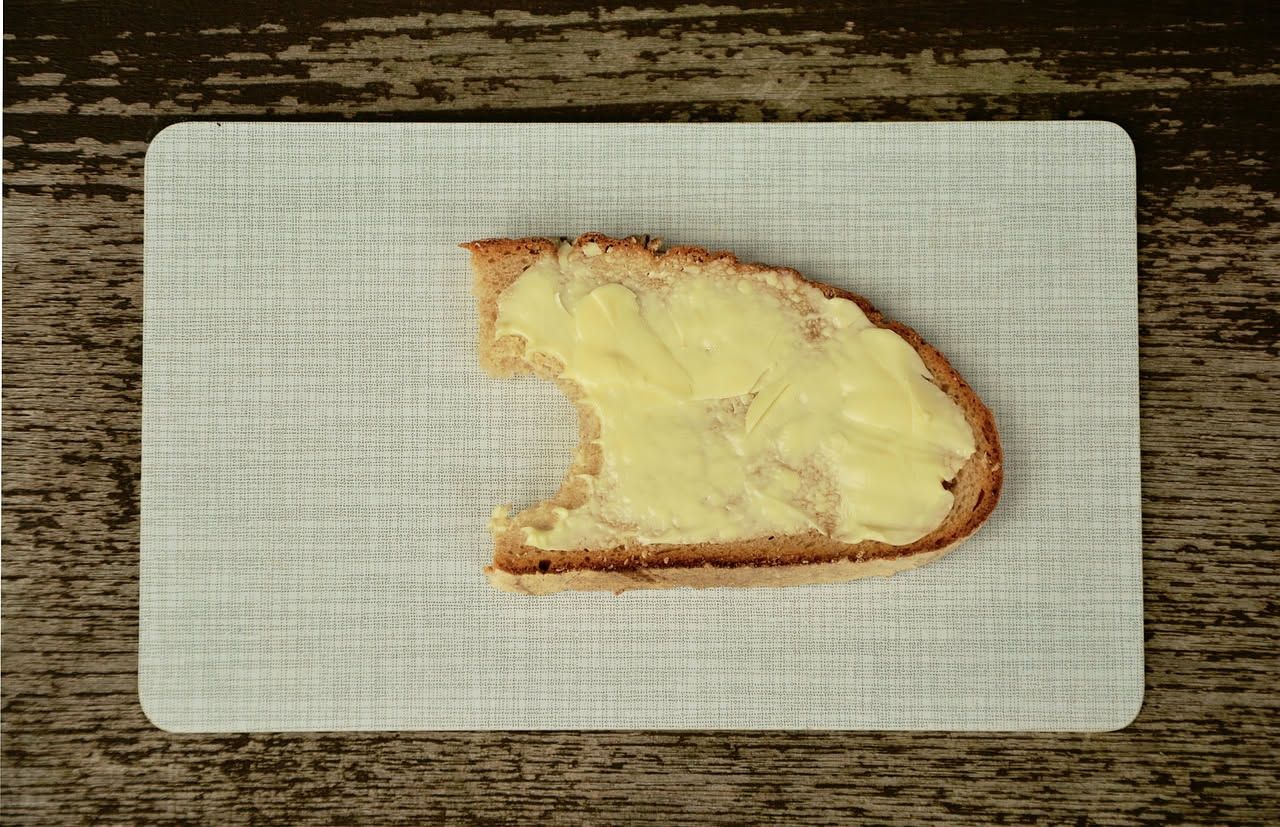 Pane nero tostato con burro