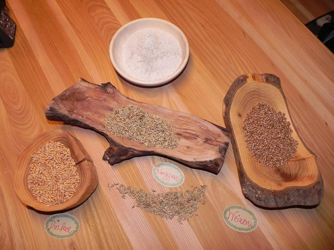 Ciotola di terracotta con pappa di farro cremosa, guarnita con olio d'oliva e filo di sale, vapore ancora caldo, cucchiaio di legno nel piatto