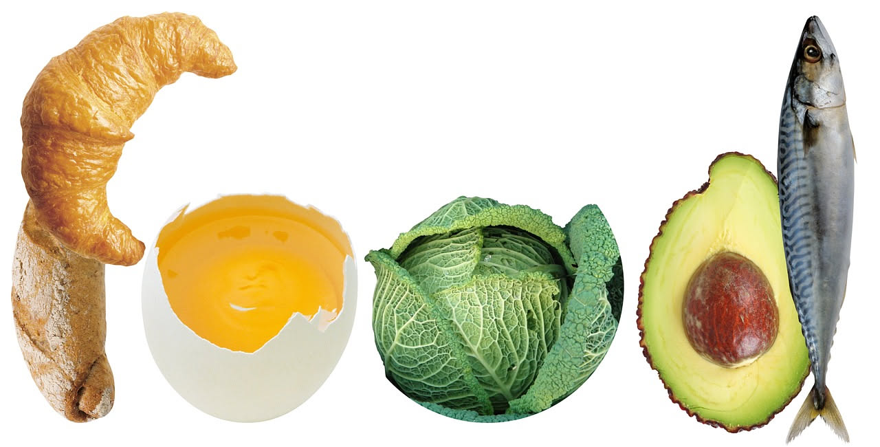 Ciotola bianca con pappa di pane e cavolo cremosa color verde scuro, condita con olio d'oliva dorato, servita con un cucchiaio di legno su tavolo di pietra grigia
