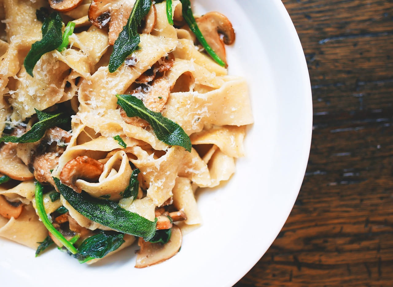 Pappardelle ai funghi: ricchezza umami che nutre senza appesantire