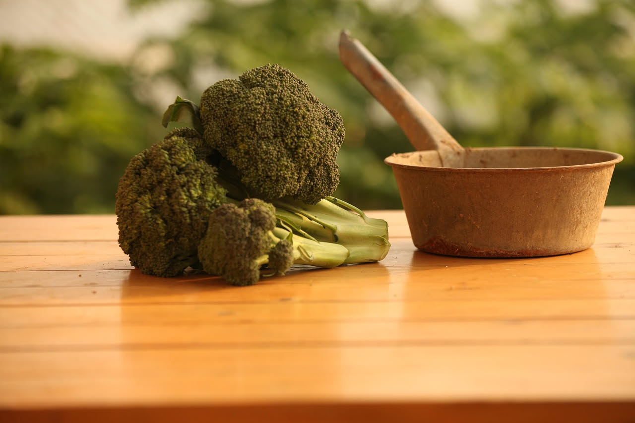 Pasta con i broccoli in brodo
