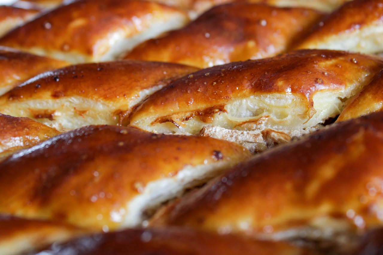 Pasticciotto salato: sfoglia croccante con ripieno saporito che alimenta senza appesantire