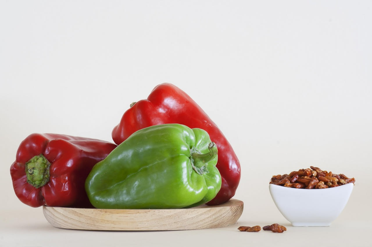 Piatto di peperoni cruschi rossi e neri tagliati a strisce con mollica di pane fritta croccante e dorata, coperta di olio d'oliva e pepe nero