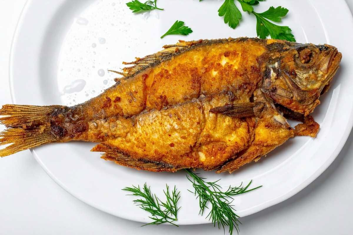 Pesce persico in carpione: croccantezza delicata e aceto che depura