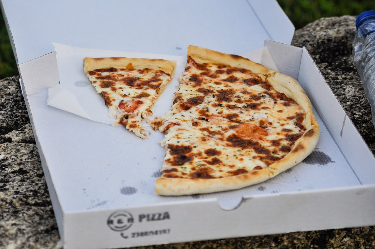 Pizza al formaggio e pepe