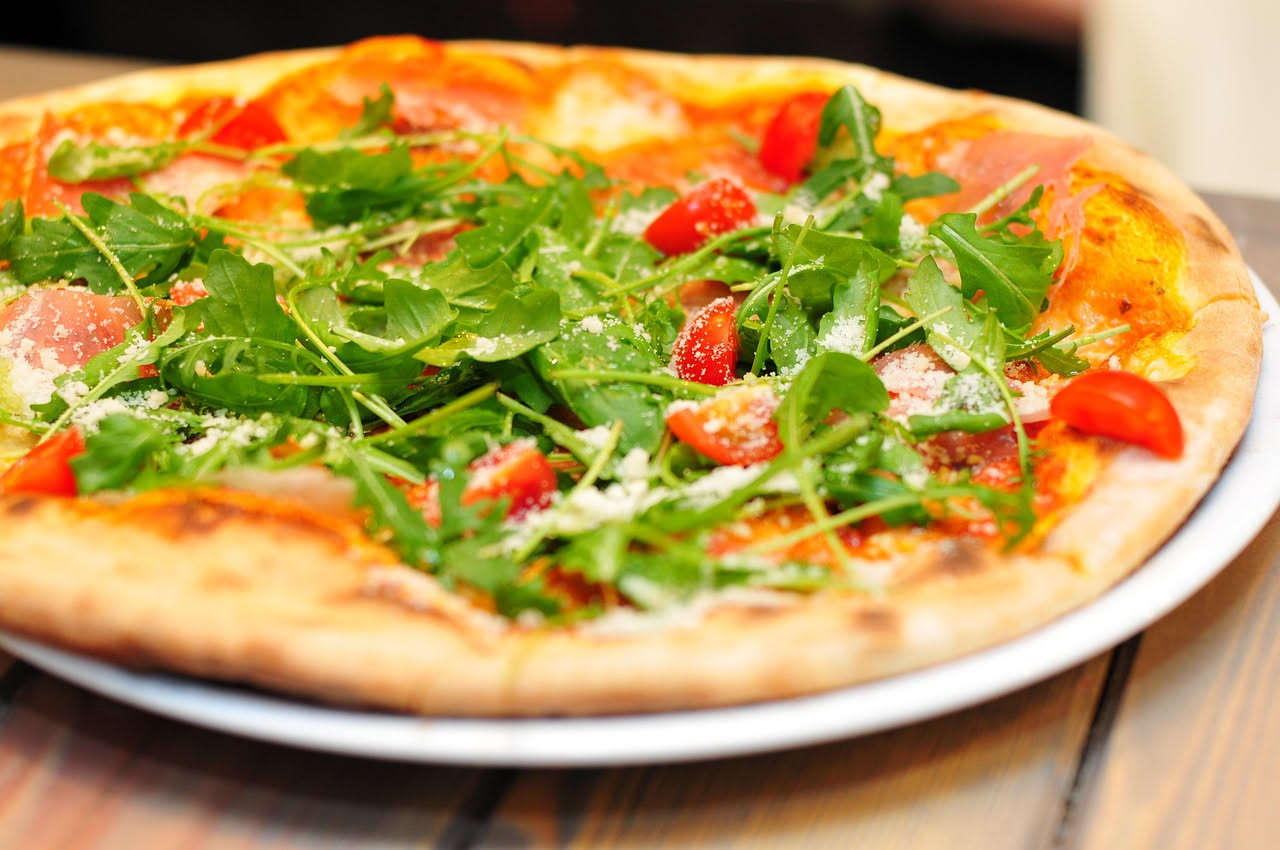 Pizza con cicoria e formaggio