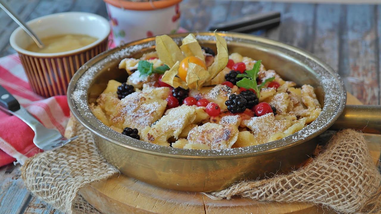 Reblec al forno in una piccola teglia bianca, dorato e croccante sulla superficie, con formaggio leggermente fuoriuscito dai bordi, accompagnato da qualche foglia di timo fresco