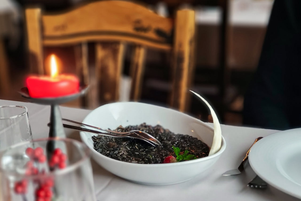 Risotto al tartufo: cremosità avvolgente e aromi nobili per nutrire con eleganza