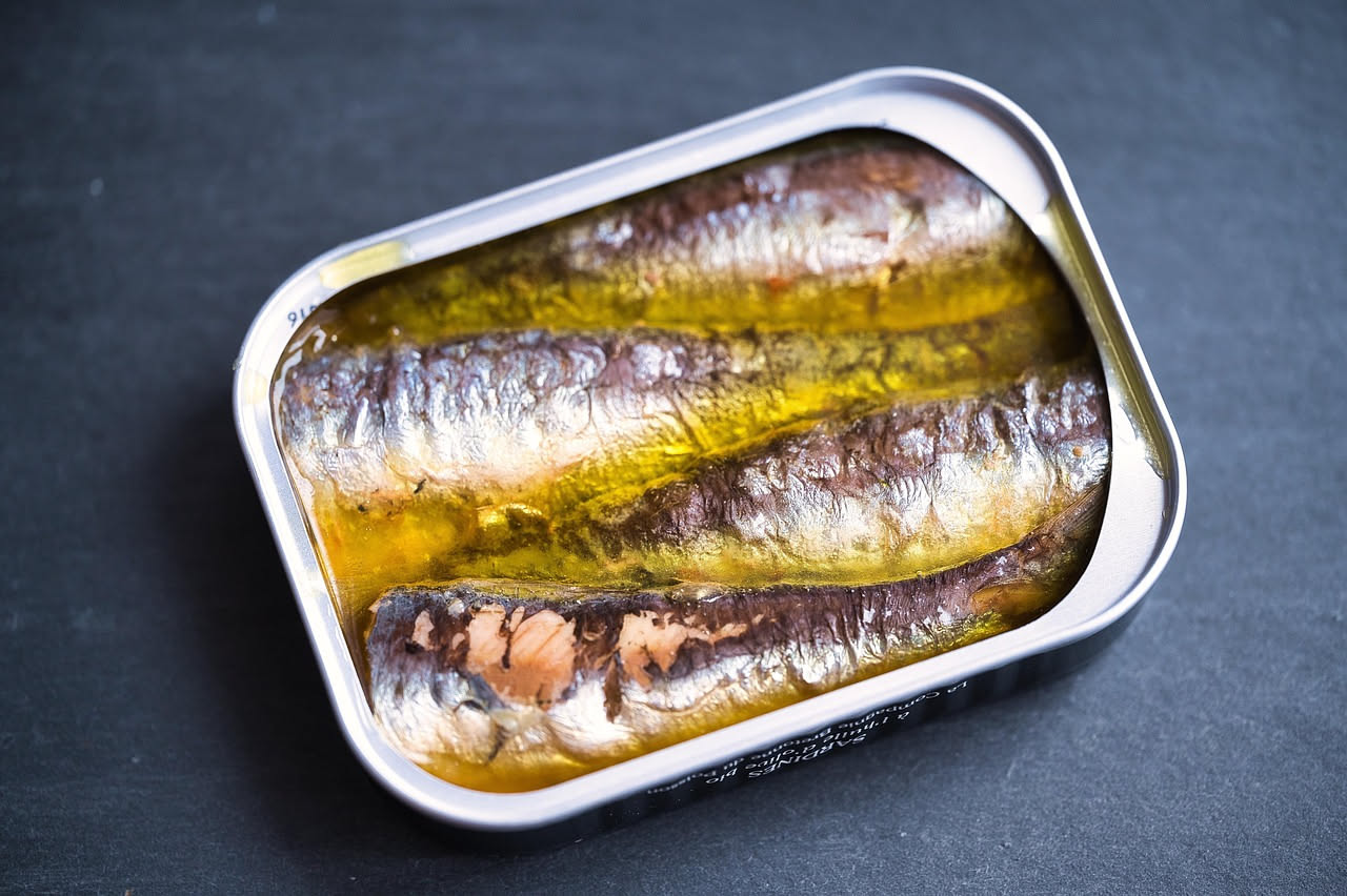 Sardelle sott'olio: ricchezza di omega 3 in bocconi croccanti che nutrono cuore e mente