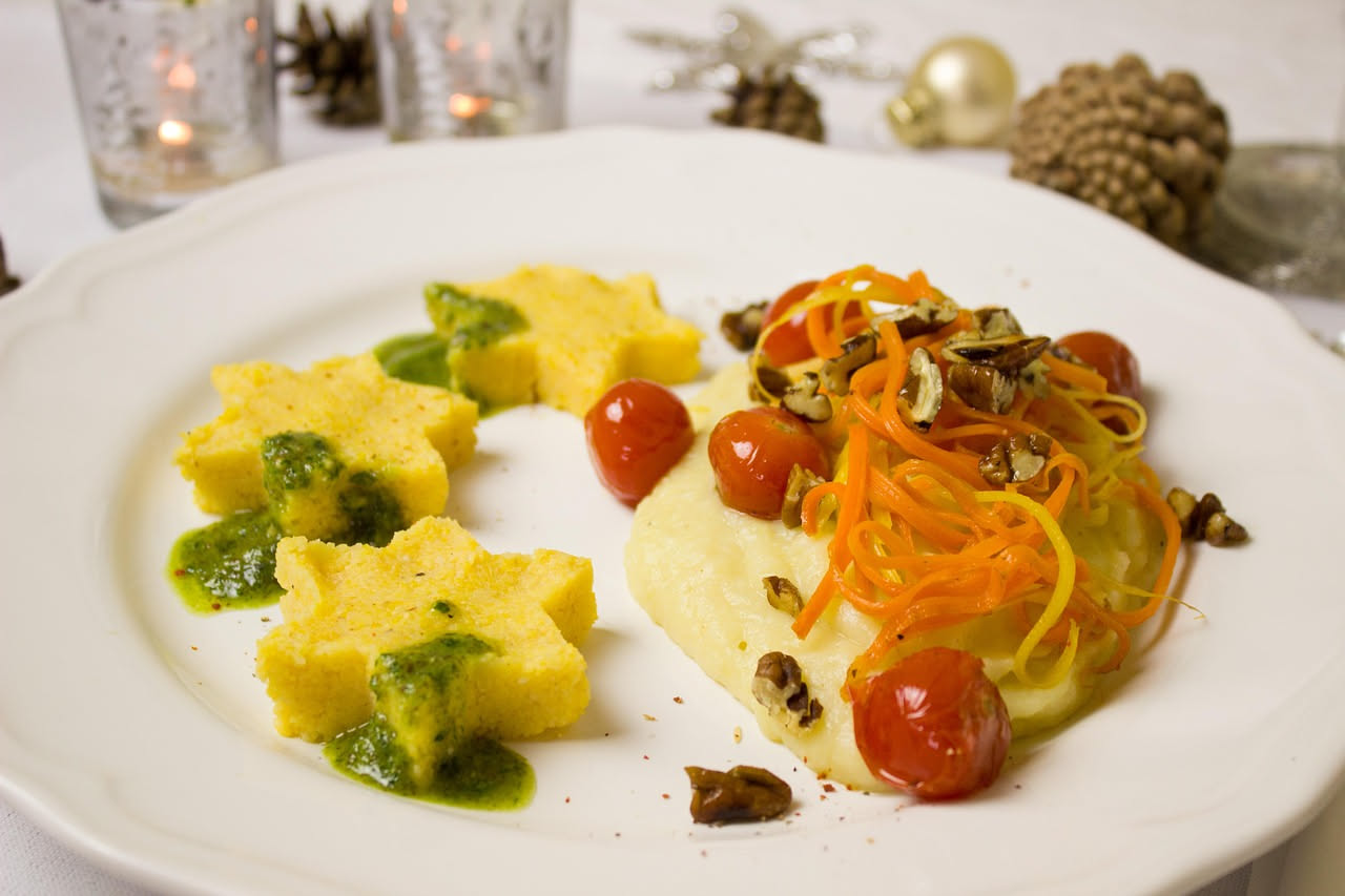 Scagliozzi di polenta dorati e croccanti appena fritti in una padella di ferro, con bordi bruniti, su un piatto bianco.