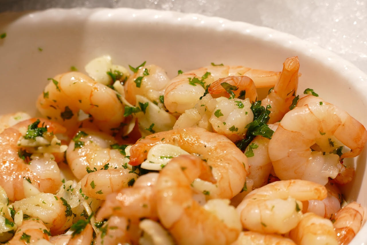 Scampi alla busara: delicatezza marina che nutre con proteine nobili e leggerezza
