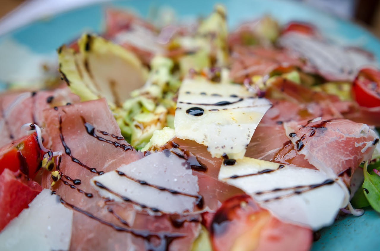 Speck dell'Alto Adige: affumicato croccante che nutre con ferro e proteine nobili