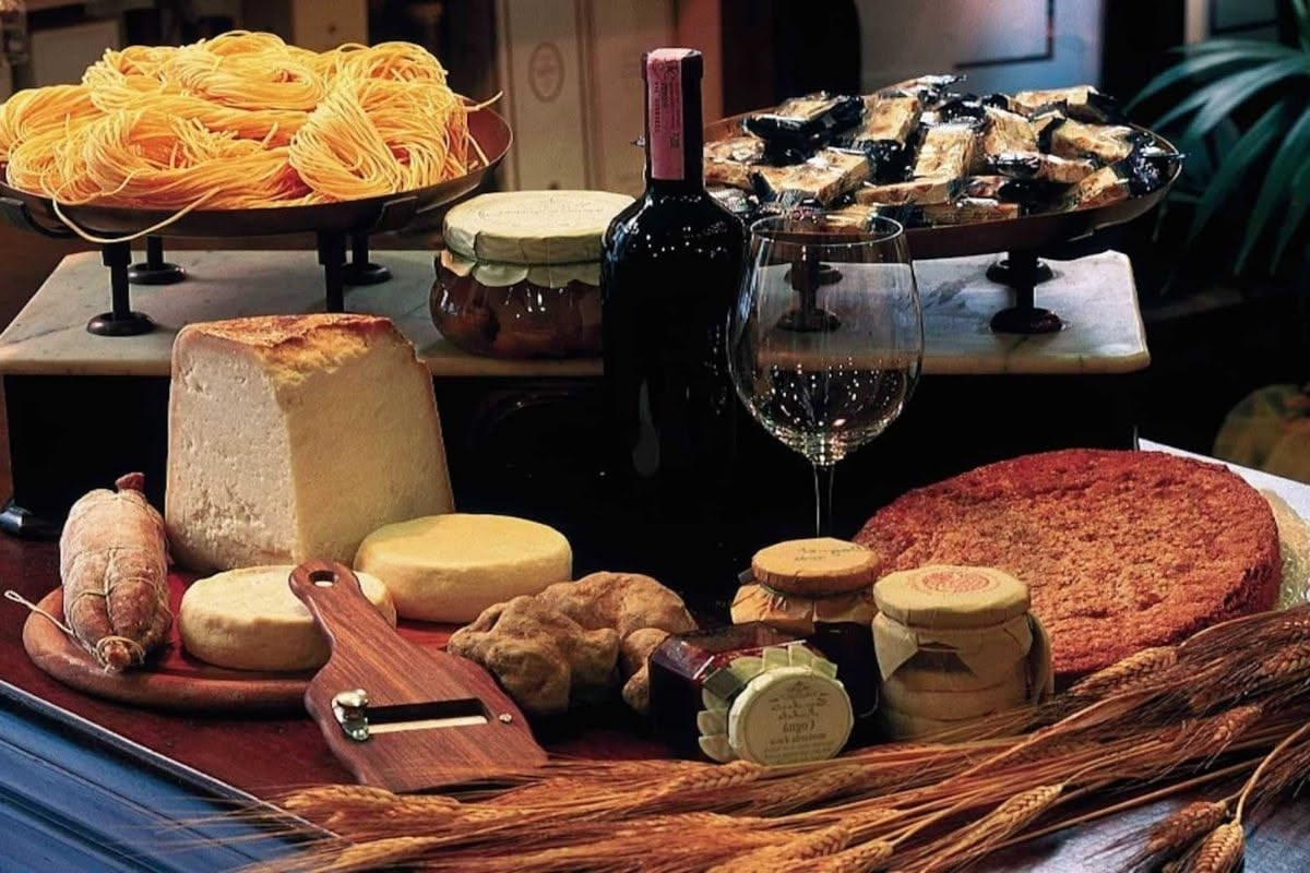 Tartufo bianco senese intero con polpa biancastra e venature grigie visibili, accanto a un coltello smussato e una carta da cucina