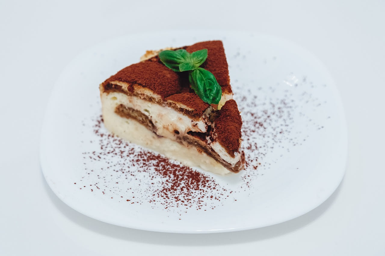 Timballo di anelletti appena sfornato, con superficie dorata e gratinata di formaggio. La sezione tagliata mostra anelletti bianco-marroni legati da besciamella, con ragù visibile fra la pasta.