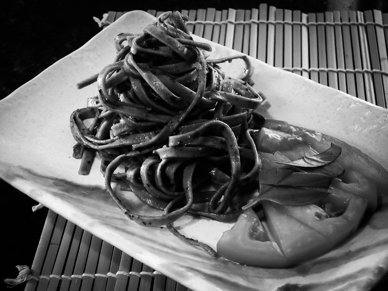 Trenette al pesto: pasta leggerezza con il vigore del basilico fresco