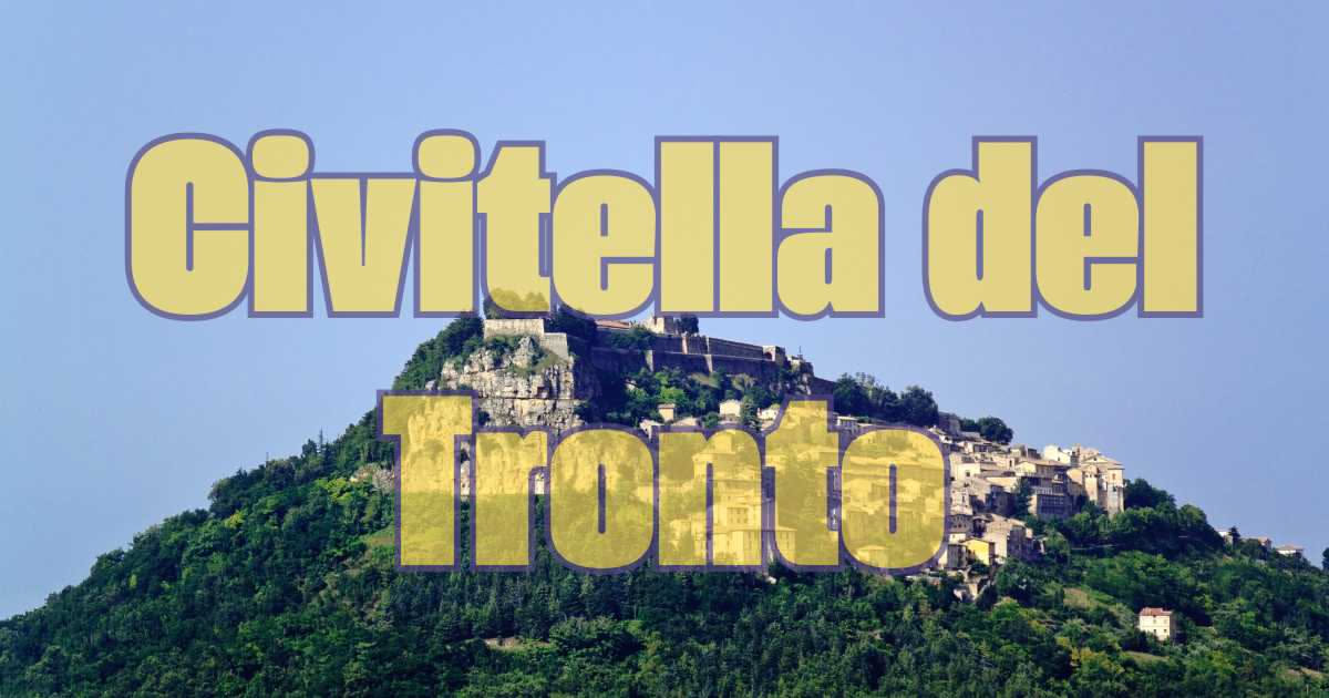 Un piatto bianco con trenette condite con vongole veraci aperte, aglio dorato, prezzemolo fresco verde, olio di oliva lucido, su fondo marmo grigio scuro