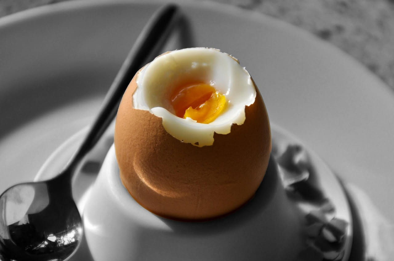Uova sode con acciughe: proteine nobili e omega 3 che nutrono il corpo